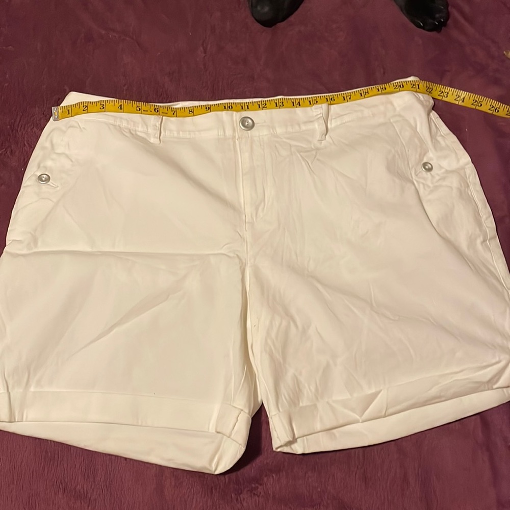EUC LANE Bryant White Rilled Hem Bermuda shirts, Sz 22
